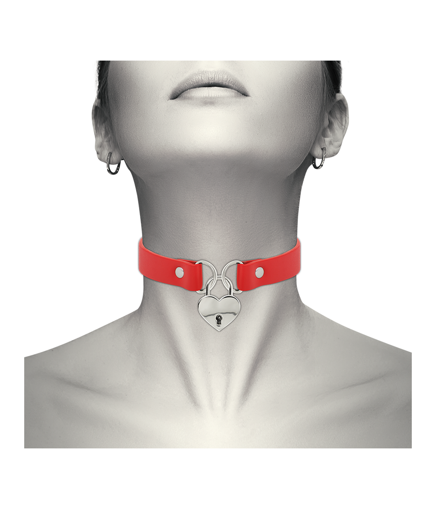 COQUETTE CHIC DESIRE - COLAR DE COURO VEGANO VERMELHO COM ACESSÓRIO DE CORAO COM CHAVE