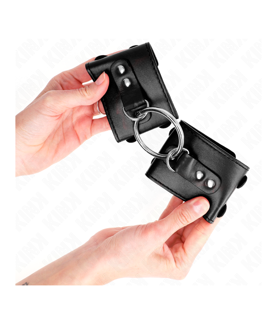 KINK - FESTE HANDGELENKFESSELN MIT RING UND NIETEN VERSTELLBAR SCHWARZ 17-22 CM X 6,5 CM